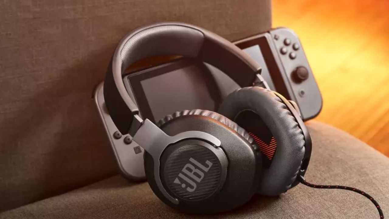 Fone JBL Quantum 100 em uma cadeira com um nintendo switch