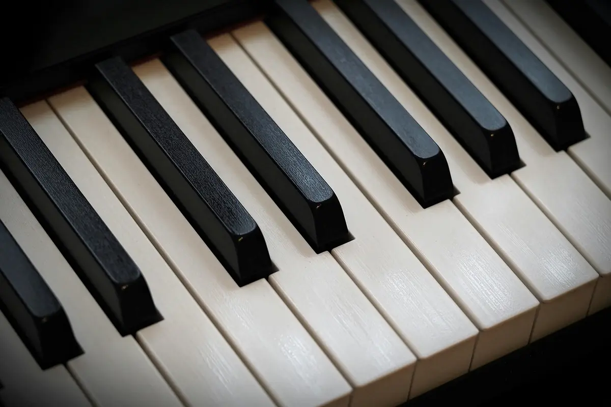 Melhores teclados para aprender a tocar: Top 10 opções com melhor avaliação